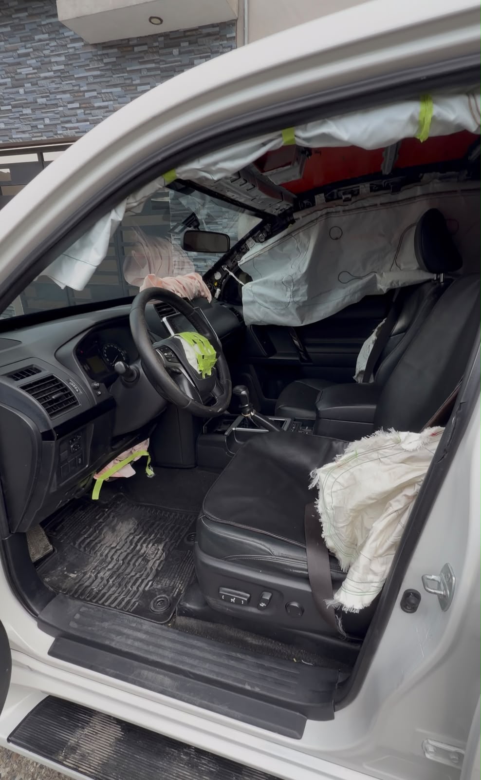 Interior de vehículo con airbags del sistema SRS activados